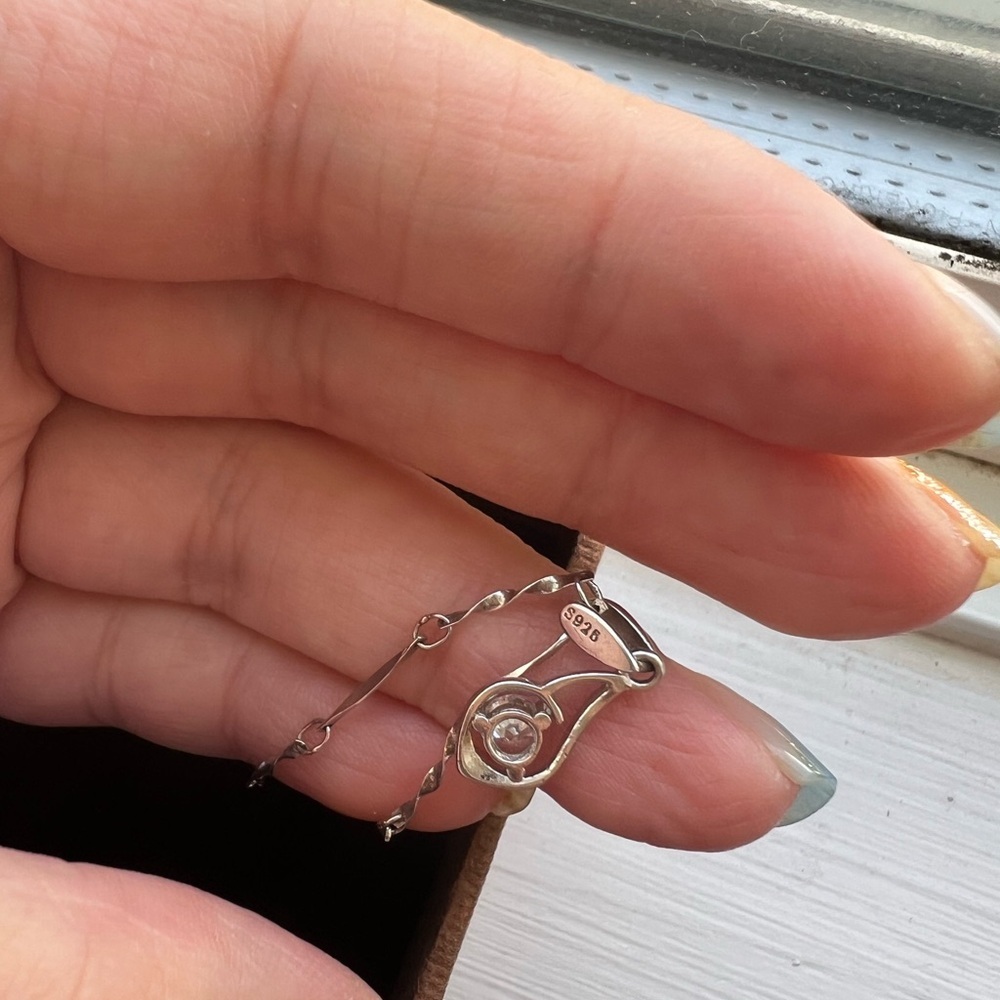 Elegant Silver Necklace with Pendant - Picture 4 of 7
